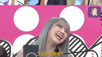 한국과 대만 전통복장을 비교하는 대만 여대생