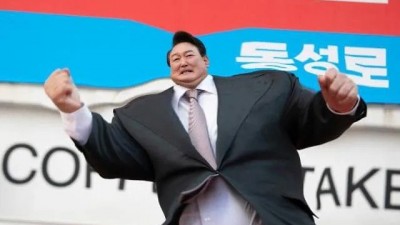 정우성? 진은정? ㅈ까고 절대 신문 1면을 놓치지 않는다!