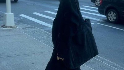 홍진경, 미국서 파격 테니스공 패션…모델 아우라