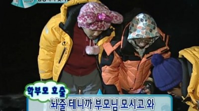 산란기의 랍스타 암컷을 발견한 어부