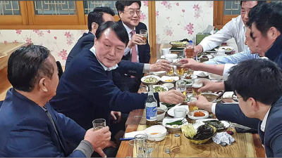 ??? : 각하, 밖에 차들이  왔답니다