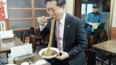 어떤 국회의원이 짜장면 특이하게 먹는 이유가 충격                    &lt;img src=/img/super_good_icon_v2.svg alt='찐추' style='width: 4