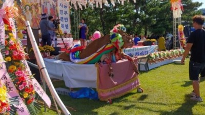 산채로 소가죽 벗기기 굿판의 비밀