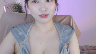 회색 후드 하이레그 점프슈트 속 브라 땡겨올리는 소람잉]