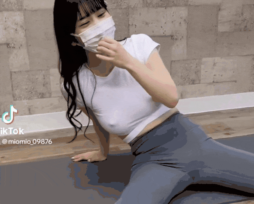 노브라 요가녀