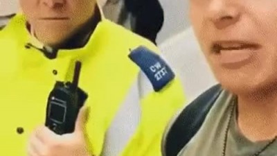 ??? : 경찰아저씨 가까운 은행이 어디에요?