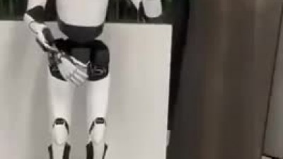 던지는 공을 잡는 로봇  테슬라 옵티머스