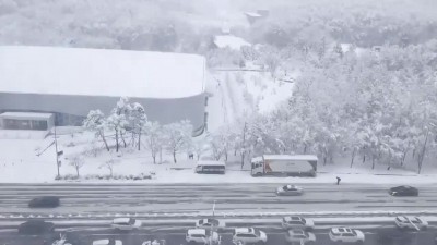 실시간 광교에 스키타고 출근하는 사람 등장 ㄷㄷㄷㄷ