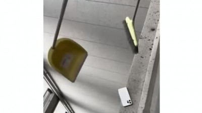 난간에 떨어진 핸드폰을 조심히..조심히...