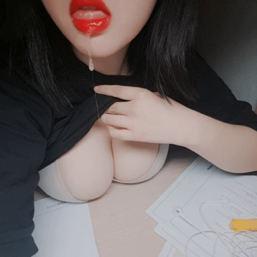 가슴까고질질흘리네...