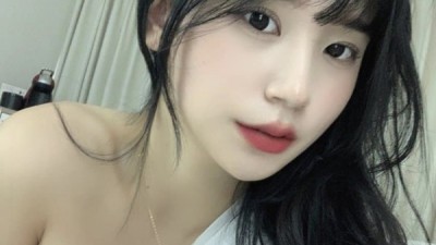 한쪽상탈한처자의야릇한볼륨감셀카