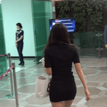 걸아가는강혜원뒤태